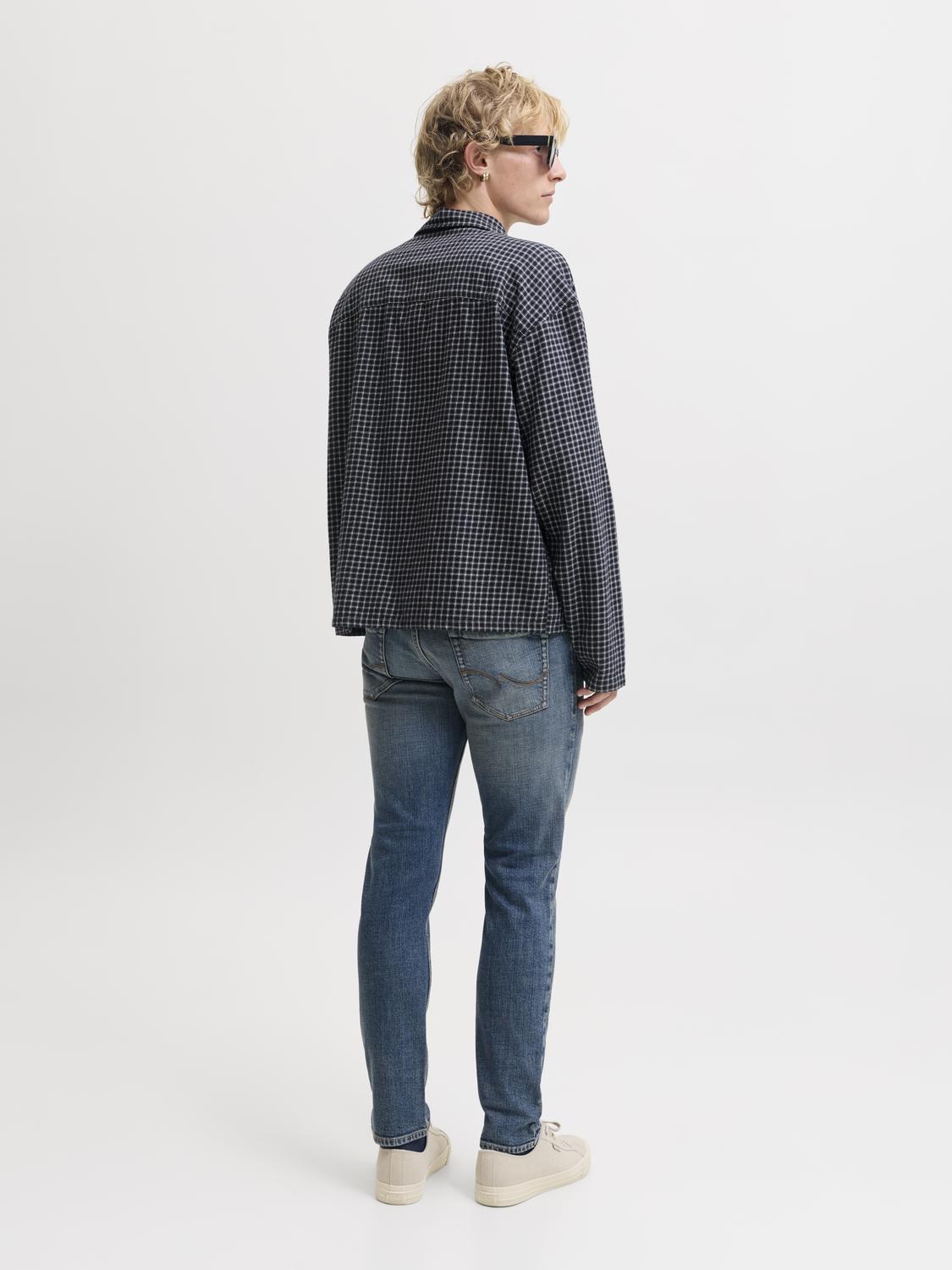 model_shot-back